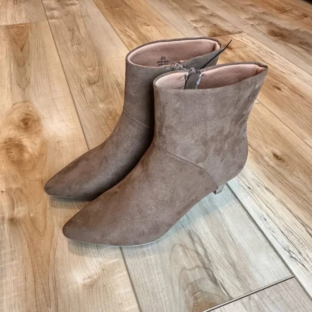 NWOTUniversal Thread Frances Brown Suede Zip-Up Booties Ankle Boots Size 6 1/2